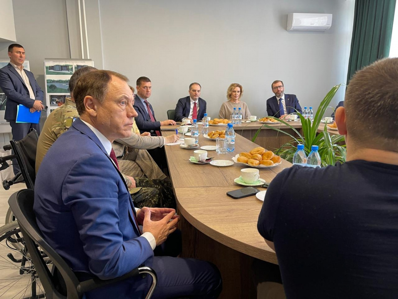 глава миинздрава иркутской области андрей модестов принял участие в круглом столе с участниками сво в ходе визита заместителя председателя совета федерации инны святенко в реабилитационный центр «шелеховский»