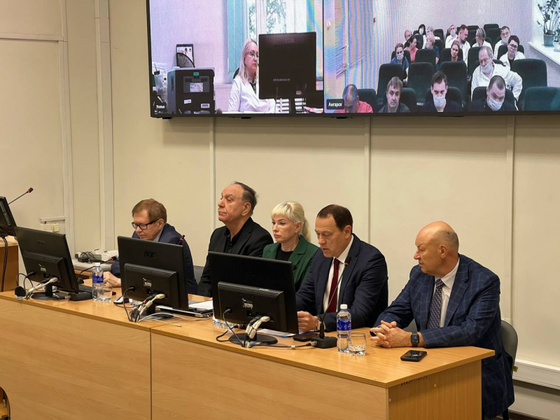 коллективу иркутского областного онкодиспансера представили главного врача