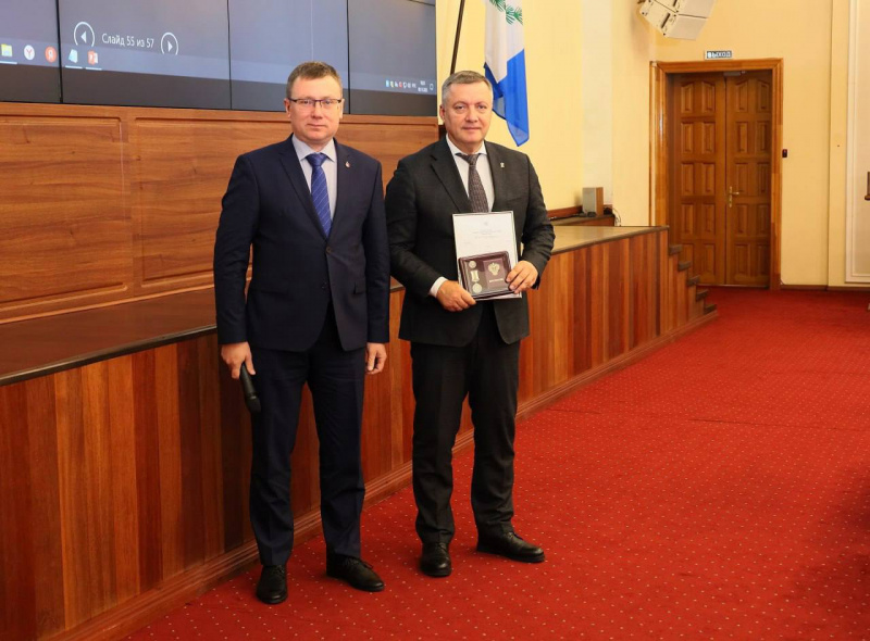 губернатор приангарья игорь кобзев получил награду за содействие донорскому движению