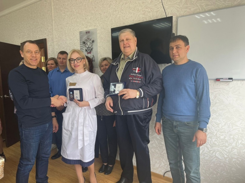 глава минздрава иркутской области андрей модестов вручил знак общественного поощрения «85 лет иркутской области» врачам в братске и усть-илимске