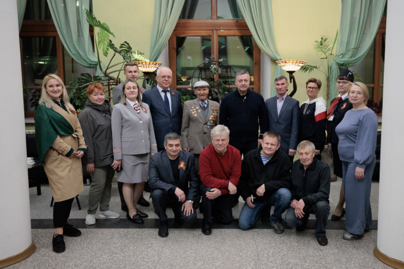 главный фельдшер иркутского центра медицины катастроф владимир мазуров сопроводит ветерана из иркутска в участии в параде победы